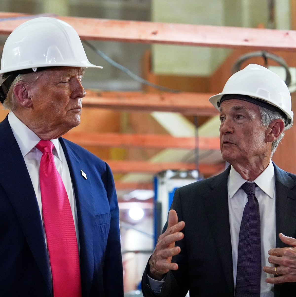 US-Präsident Trump ist Notenbank-Chef Powell schon länger ein Dorn im Auge. (Archivbild) - Foto: Julia Demaree Nikhinson/AP/dpa