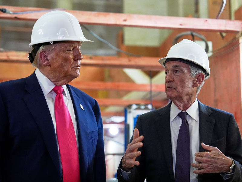 US-Präsident Trump betrachtet Notenbank-Chef Powell schon länger als Ärgernis. (Archivbild) - Foto: Julia Demaree Nikhinson/AP/dpa