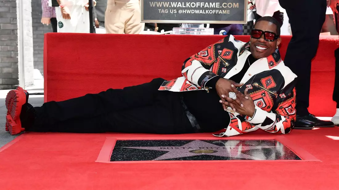  Der Hip-Hop-Star enthüllt auf dem «Walk of Fame» den 2.818. Stern. - Bild: Richard Shotwell/Invision/AP/dpa
