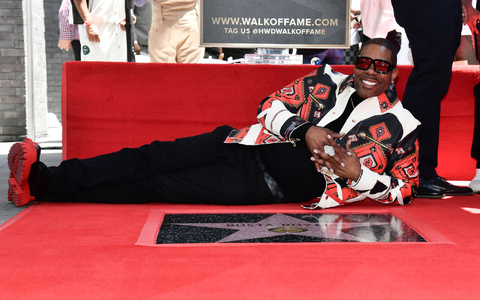  Der Hip-Hop-Star enthüllt auf dem «Walk of Fame» den 2.818. Stern. - Foto: Richard Shotwell/Invision/AP/dpa