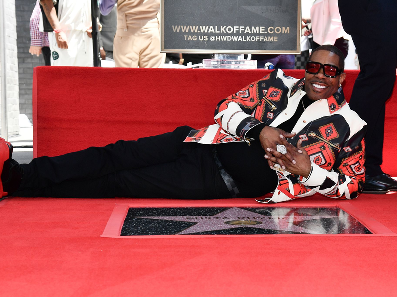  Der Hip-Hop-Star enthüllt auf dem «Walk of Fame» den 2.818. Stern. - Foto: Richard Shotwell/Invision/AP/dpa