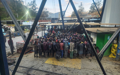 Hunderte illegale Bergleute sind in einer Mine in der südafrikanischen Stadt Barberton festgenommen worden. - Foto: -/SA Police Service/dpa