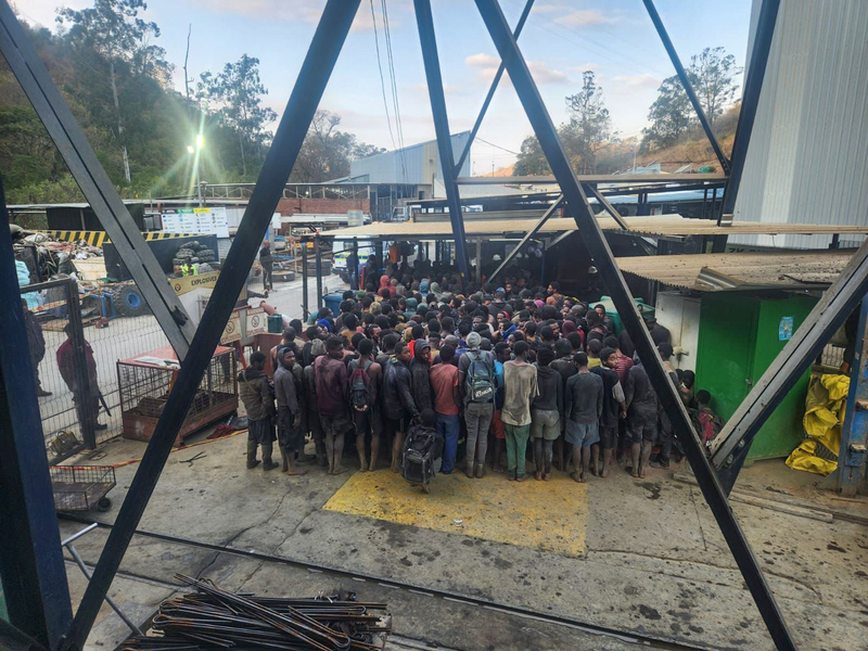 Hunderte illegale Bergleute sind in einer Mine in der südafrikanischen Stadt Barberton festgenommen worden. - Foto: -/SA Police Service/dpa