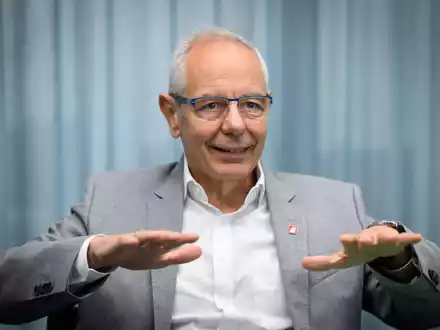 Vassiliadis sieht die Flexibilität der Arbeitszeiten in der Industrie ausgereizt.  - Foto: Bernd von Jutrczenka/dpa