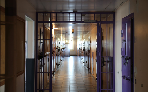 Mit seinen bunten Farben wirkt die Haftanstalt wie eine Art Hostel mit Schloss. - Foto: Alexander Welscher/dpa