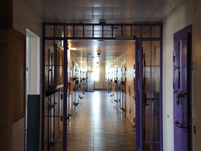 Mit seinen bunten Farben wirkt die Haftanstalt wie eine Art Hostel mit Schloss. - Foto: Alexander Welscher/dpa