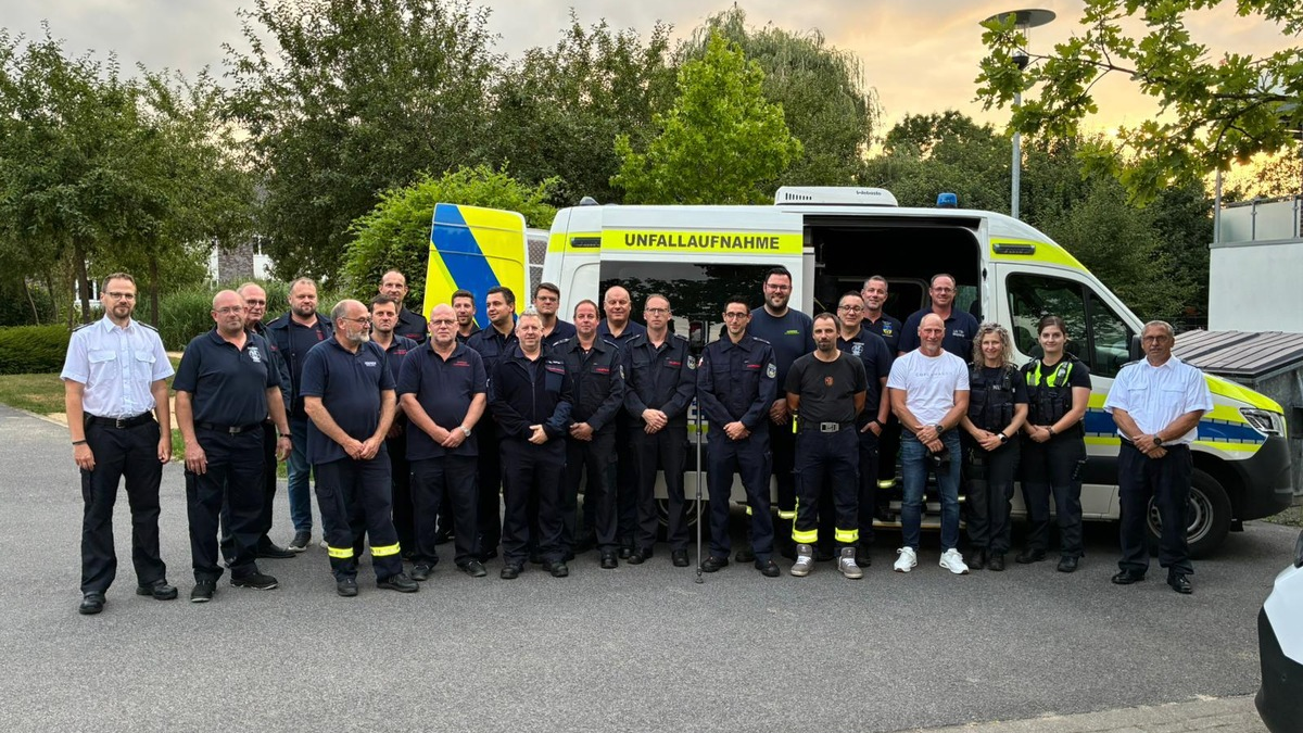 FW-KLE: Freiwillige Feuerwehr Bedburg-Hau trifft VU-Team der Kreispolizeibehörde Kleve - Foto: presseportal.de