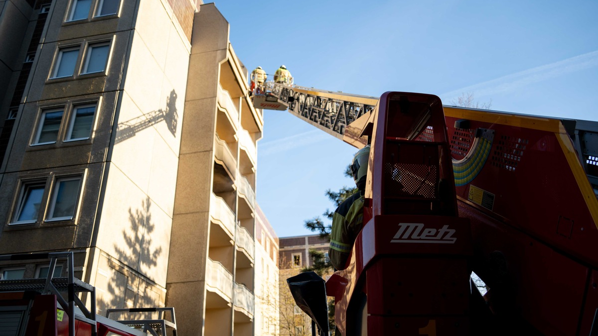 FW Dresden: Brand in einem Wohnhochaus - Foto: presseportal.de