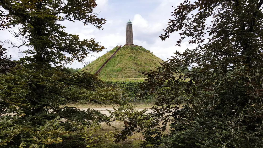 Zu dem Wolfsangriff auf einen Jungen in den Niederlanden kam es in der Nähe eines bekannten Wahrzeichens, der Pyramide von Austerlitz (Archivbild). - Bild: Ramon Van Flymen/ANP/dpa