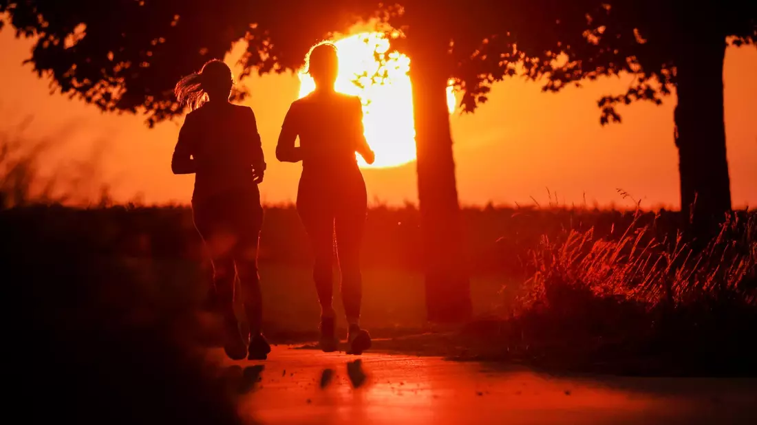 Zur Wochenmitte soll es wieder sommerlich werden. Viel Sonne und Temperaturen bis 29 Grad. Allerdings nicht in allen Teilen Deutschlands. (Symbolbild) - Bild: Thomas Warnack/dpa