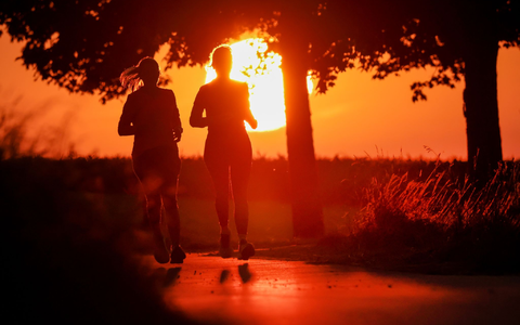 Zur Wochenmitte soll es wieder sommerlich werden. Viel Sonne und Temperaturen bis 29 Grad. Allerdings nicht in allen Teilen Deutschlands. (Symbolbild) - Foto: Thomas Warnack/dpa