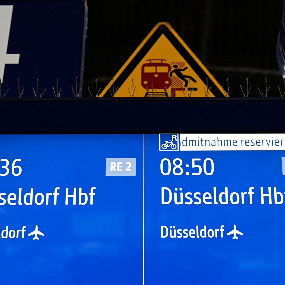 Bei der Bahn hat es innerhalb von zwei Tagen einen dritten mutmaßlich vorsätzlich verursachten Kabelbrand gegeben. - Foto: Roberto Pfeil/dpa