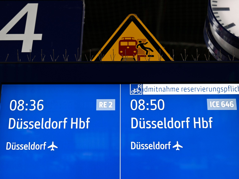 Bei der Bahn hat es innerhalb von zwei Tagen einen dritten mutmaßlich vorsätzlich verursachten Kabelbrand gegeben. - Foto: Roberto Pfeil/dpa