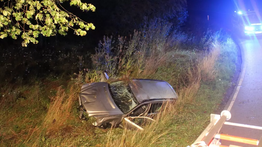 POL-HAM: Drogenfahrt endet vor Straßenbaum, 3 schwer verletzte Insassen, 30.000 Euro Sachschaden - Bild: presseportal.de
