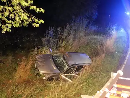 POL-HAM: Drogenfahrt endet vor Straßenbaum, 3 schwer verletzte Insassen, 30.000 Euro Sachschaden - Foto: presseportal.de
