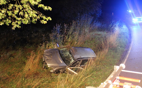 POL-HAM: Drogenfahrt endet vor Straßenbaum, 3 schwer verletzte Insassen, 30.000 Euro Sachschaden - Foto: presseportal.de