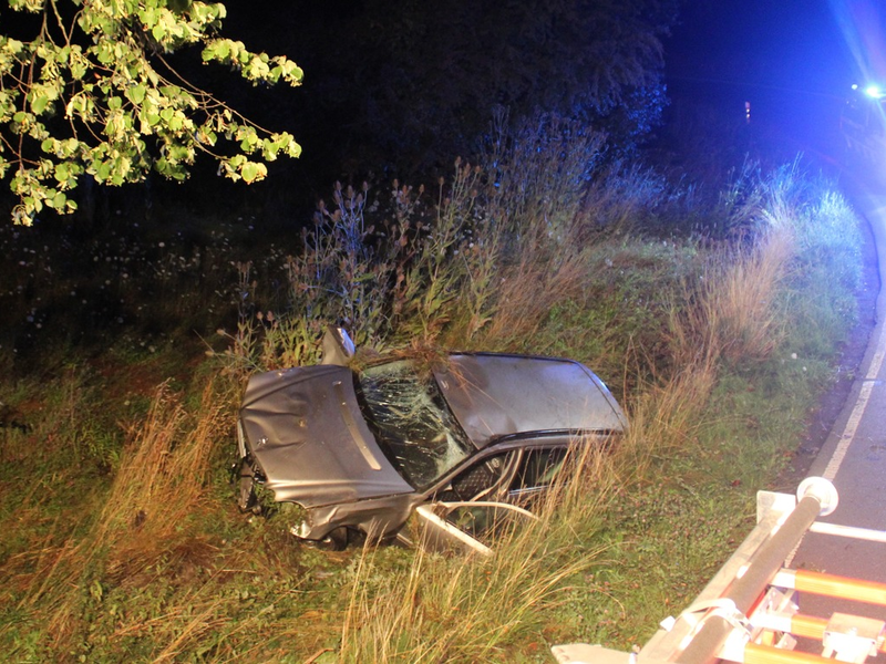 POL-HAM: Drogenfahrt endet vor Straßenbaum, 3 schwer verletzte Insassen, 30.000 Euro Sachschaden - Foto: presseportal.de