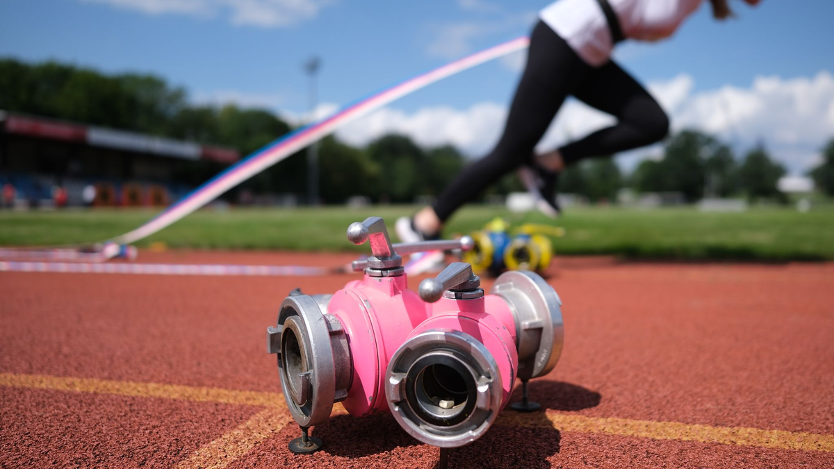 Bei der Eröffnung der Deutschen Feuerwehr-Meisterschaften in Torgau hat es einen Eklat gegeben. Der Feuerwehrverband äußert sich bestürzt. - Foto: Sebastian Willnow/dpa