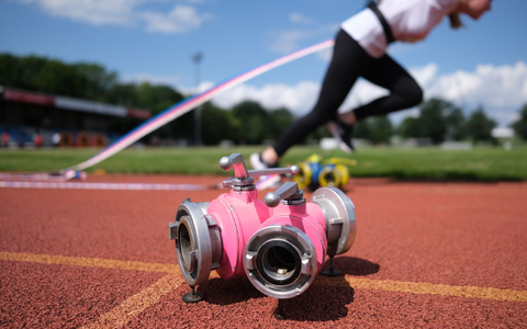 Bei der Eröffnung der Deutschen Feuerwehr-Meisterschaften in Torgau hat es einen Eklat gegeben. Der Feuerwehrverband äußert sich bestürzt. - Foto: Sebastian Willnow/dpa