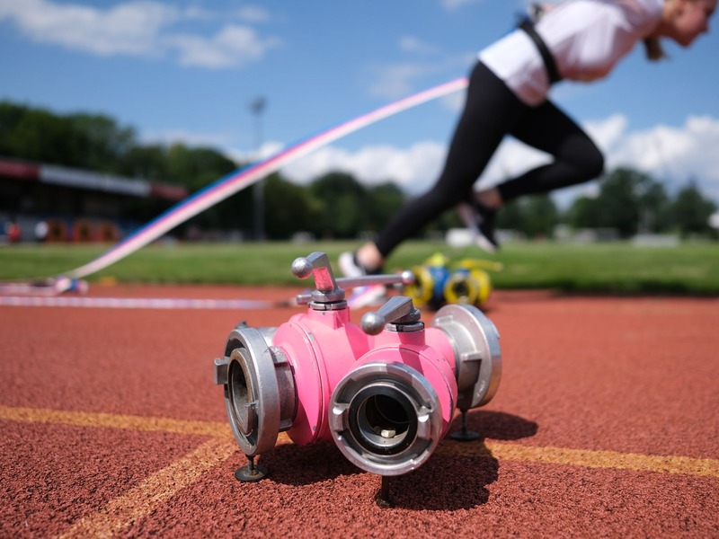Bei der Eröffnung der Deutschen Feuerwehr-Meisterschaften in Torgau hat es einen Eklat gegeben. Der Feuerwehrverband äußert sich bestürzt. - Foto: Sebastian Willnow/dpa
