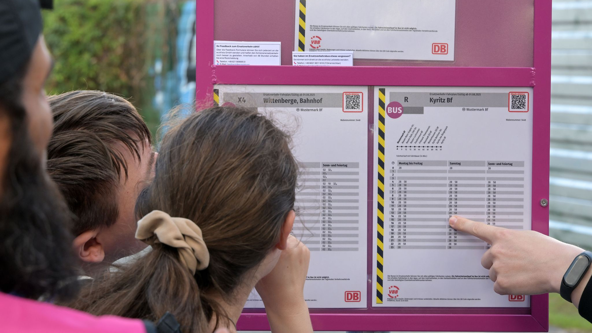 Der Ersatzverkehr mit Bussen läuft laut Bahn stabil. - Foto: Michael Bahlo/dpa