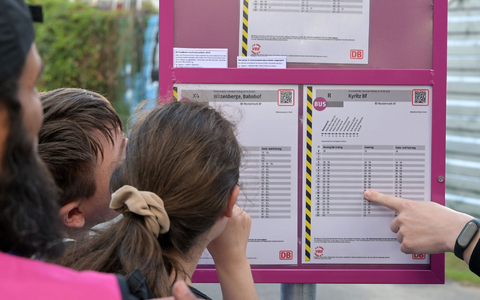 Der Ersatzverkehr mit Bussen läuft laut Bahn stabil. - Foto: Michael Bahlo/dpa