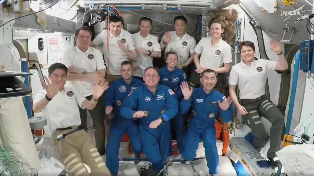 Dies Bild zeigt die an die Internationale Raumstation (ISS) angedockte SpaceX-Kapsel (hinten), mit «Crew 11» an Bord. - Bild: Uncredited/NASA and SpaceX/AP/dpa