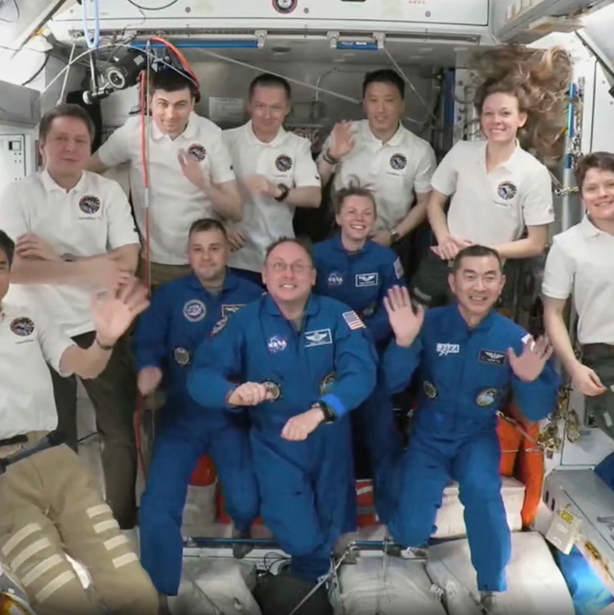 Dies Bild zeigt die an die Internationale Raumstation (ISS) angedockte SpaceX-Kapsel (hinten), mit «Crew 11» an Bord. - Foto: Uncredited/NASA and SpaceX/AP/dpa