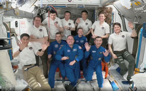 Dies Bild zeigt die an die Internationale Raumstation (ISS) angedockte SpaceX-Kapsel (hinten), mit «Crew 11» an Bord. - Foto: Uncredited/NASA and SpaceX/AP/dpa Dies Bild zeigt die an die Internationale Raumstation (ISS) angedockte SpaceX-Kapsel (hinten), mit «Crew 11» an Bord. - Foto: Uncredited/NASA and SpaceX/AP/dpa