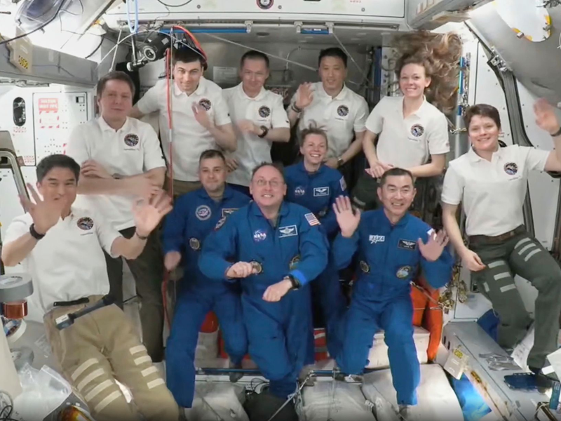 Dies Bild zeigt die an die Internationale Raumstation (ISS) angedockte SpaceX-Kapsel (hinten), mit «Crew 11» an Bord. - Foto: Uncredited/NASA and SpaceX/AP/dpa