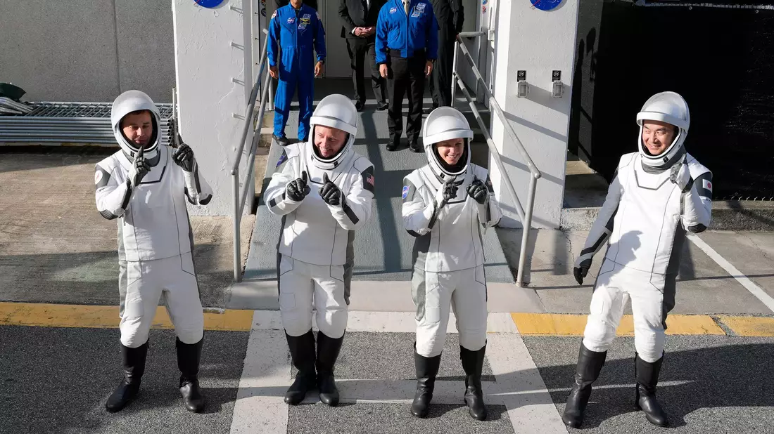 Oleg Platono aus Russland (l-r), Mike Fincke, Zena Cardman, beide aus den USA, und Kimiya Yui aus Japan vor dem Abflug. Sie sollen mehrere Monate auf der ISS arbeiten.  - Bild: John Raoux/AP/dpa