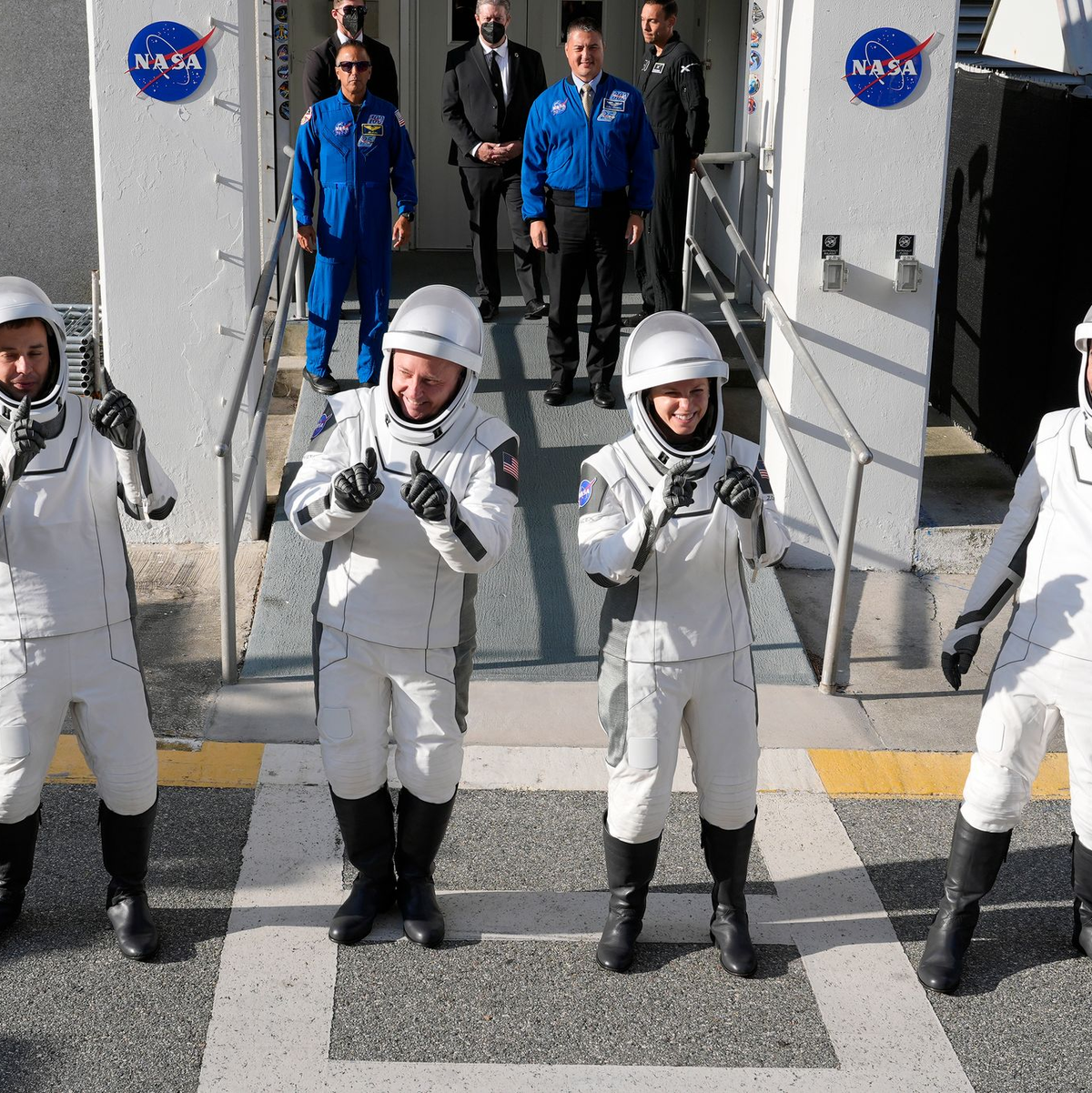 Oleg Platono aus Russland (l-r), Mike Fincke, Zena Cardman, beide aus den USA, und Kimiya Yui aus Japan vor dem Abflug. Sie sollen mehrere Monate auf der ISS arbeiten.  - Foto: John Raoux/AP/dpa