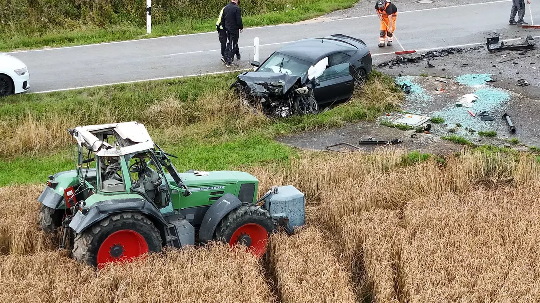 Bei dem Überschlag wurde ein vierjähriger Junge aus dem Traktor geschleudert und schwer verletzt.  - Bild: Philipp André/onw-images/dpa