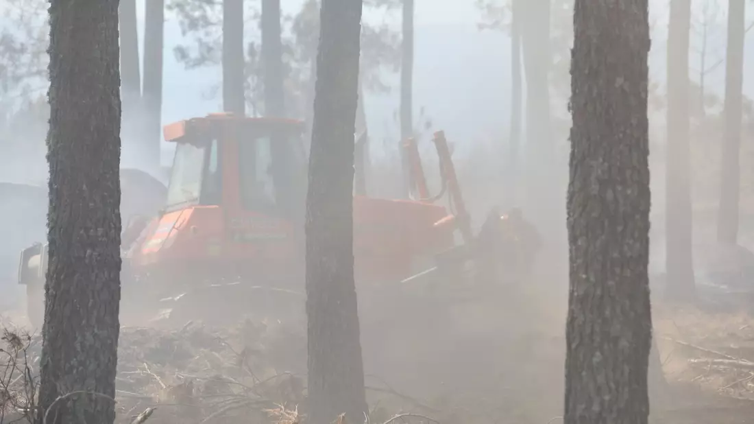 Mit schwerem Gerät wie dieser Planierraupe schlagen Brandbekämpfer Schneisen in die Wälder, um so die Flammen einzudämmen.  - Bild: Juanma Jiménez/EUROPA PRESS/dpa