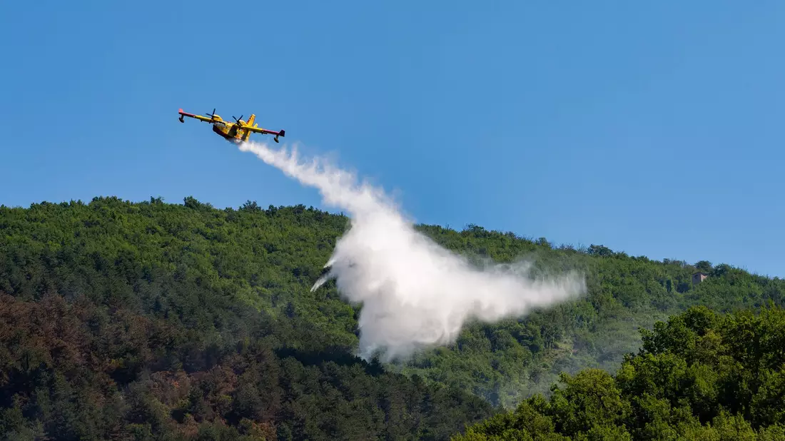 Die Brandbekämpfung aus der Luft ist gerade in unwegsamem Gelände oft die einzige Möglichkeit, die Flammen direkt zu bekämpfen. - Bild: Gianluca Vannicelli/IPA via ZUMA Press/dpa