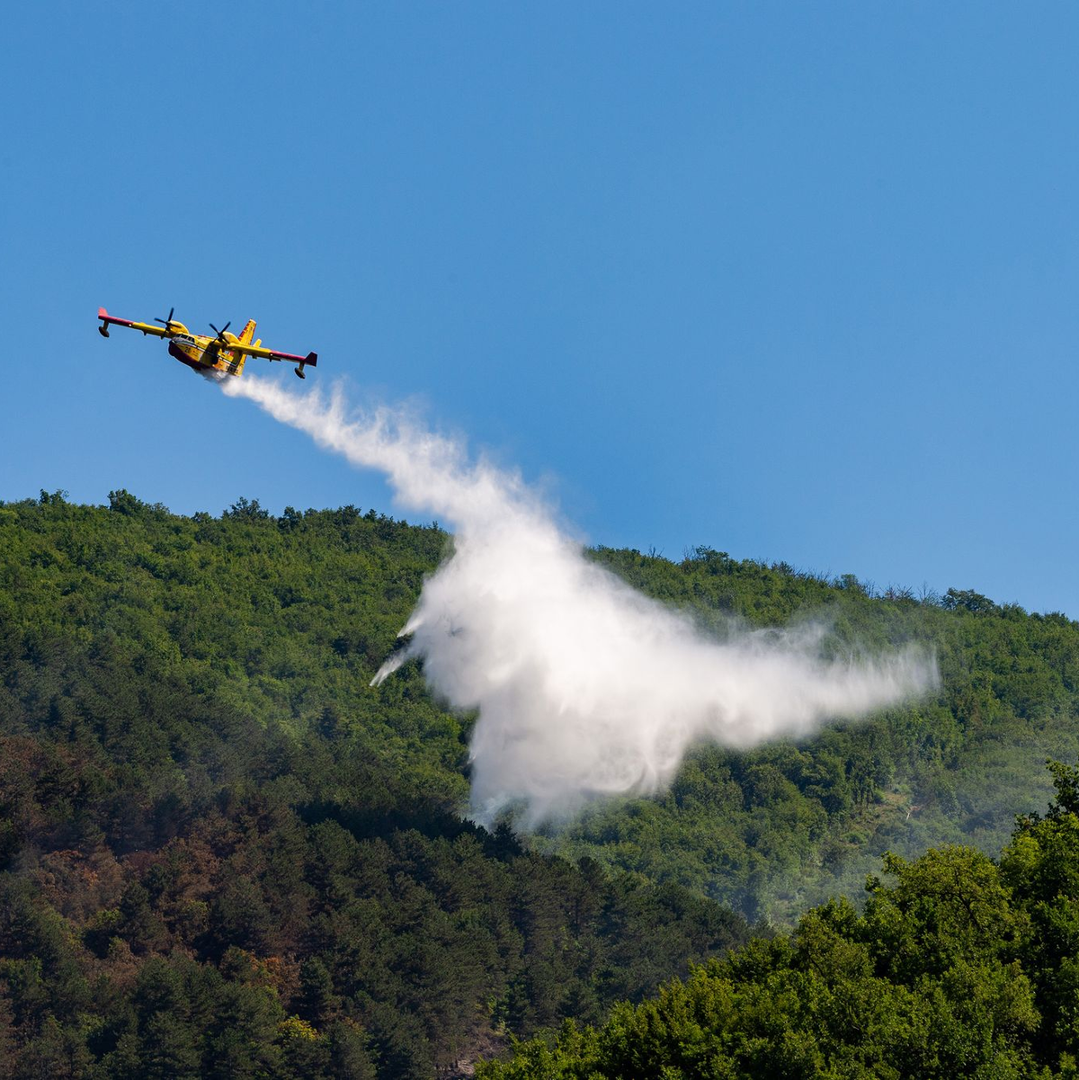 Die Brandbekämpfung aus der Luft ist gerade in unwegsamem Gelände oft die einzige Möglichkeit, die Flammen direkt zu bekämpfen. - Foto: Gianluca Vannicelli/IPA via ZUMA Press/dpa