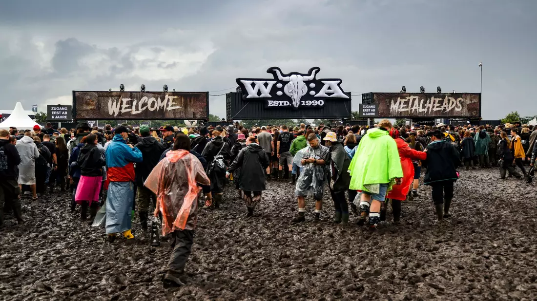 Der Dauerregen zum Start verwandelte das Infield in ein Schlammfeld. - Bild: Frank Molter/dpa