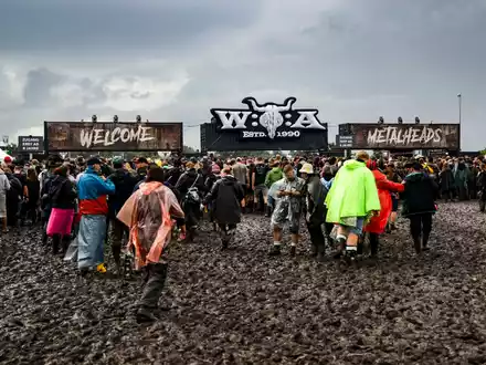 Der Dauerregen zum Start verwandelte das Infield in ein Schlammfeld. - Foto: Frank Molter/dpa