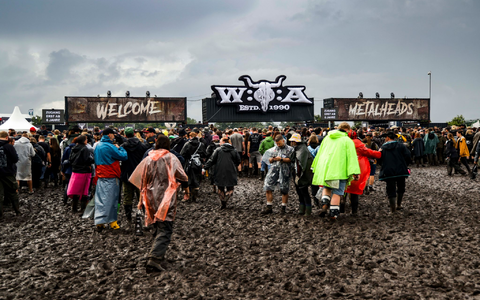 Der Dauerregen zum Start verwandelte das Infield in ein Schlammfeld. - Foto: Frank Molter/dpa