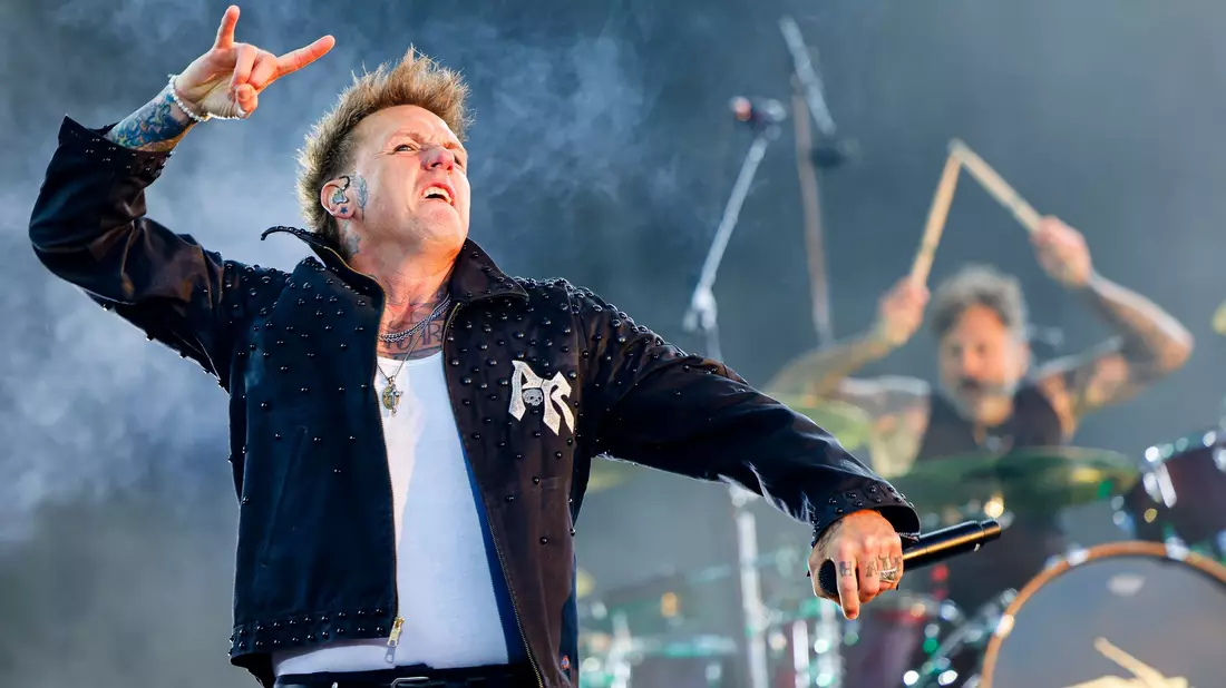 Am Freitagabend brachten Papa Roach das Infield des Festivals zum Kochen.  - Bild: Frank Molter/dpa