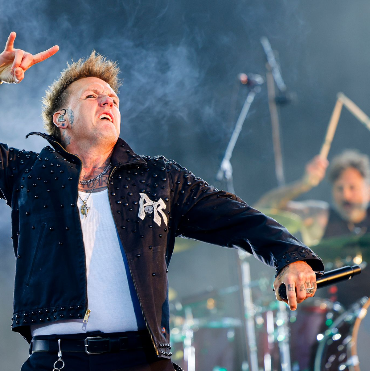 Am Freitagabend brachten Papa Roach das Infield des Festivals zum Kochen.  - Foto: Frank Molter/dpa