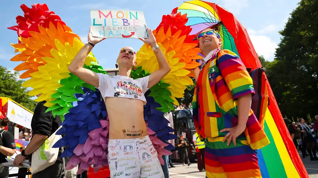 Liebe doch, wen du willst: CSD in Hamburg  - Bild: Christian Charisius/dpa