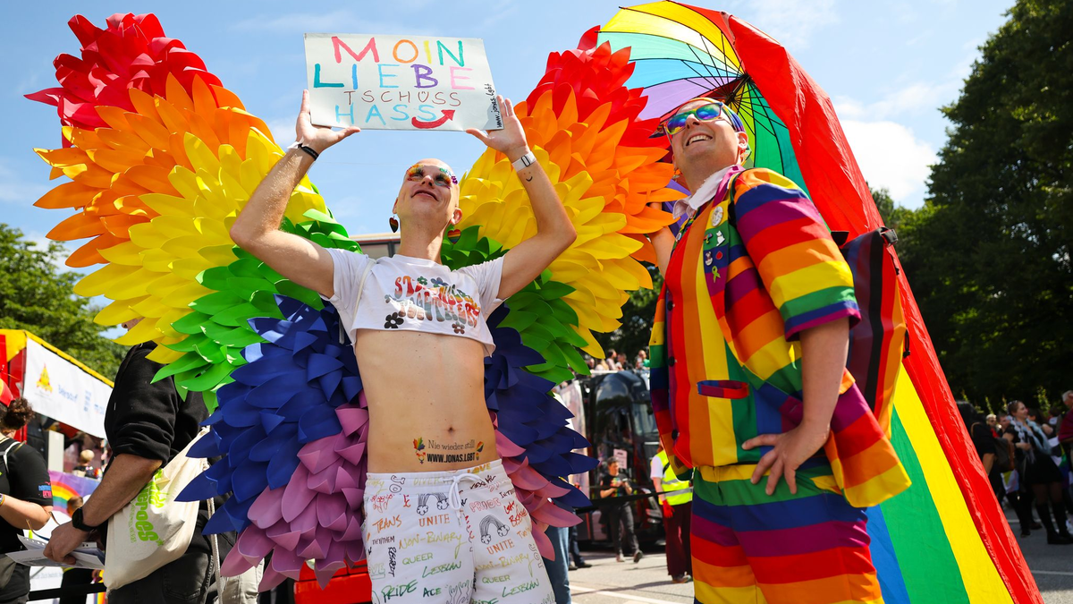 Liebe doch, wen du willst: CSD in Hamburg  - Foto: Christian Charisius/dpa