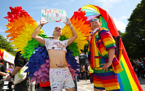 Liebe doch, wen du willst: CSD in Hamburg  - Foto: Christian Charisius/dpa