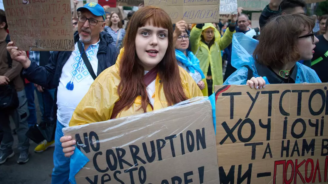 Gegen die ausufernde Korruption in der Ukraine hatte es zuletzt auch die größten Proteste seit Beginn des russischen Angriffskrieges gegeben. (Archivbild) - Bild: Efrem Lukatsky/AP/dpa