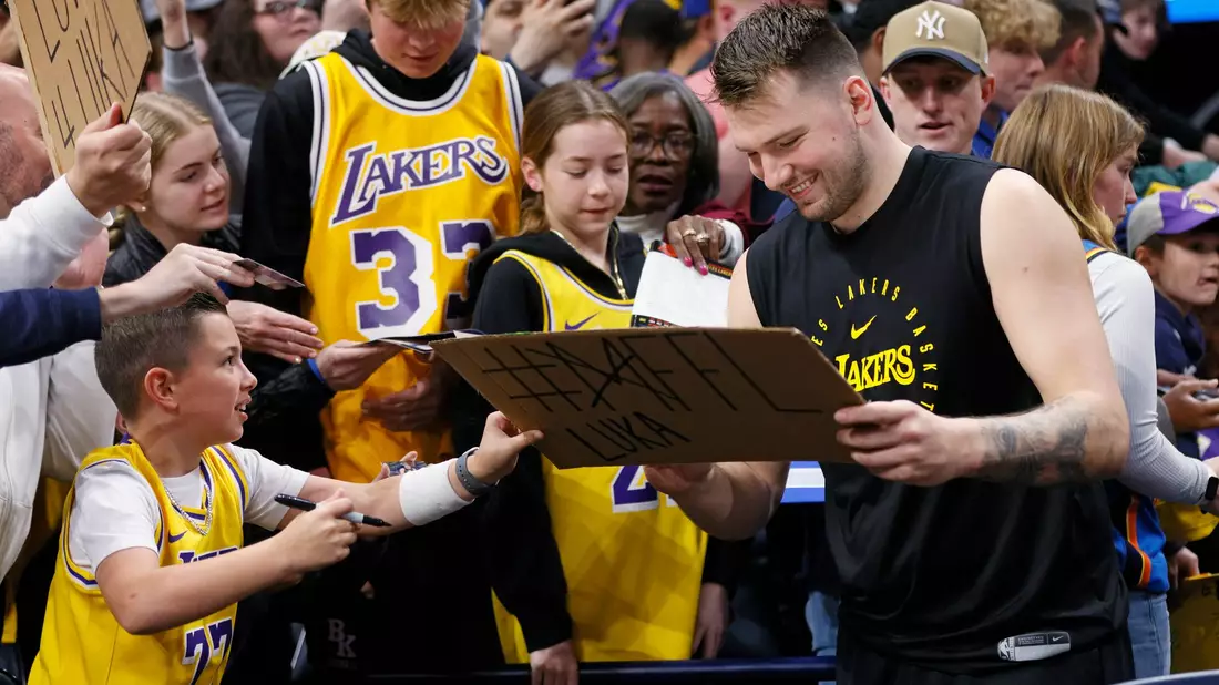 Luka Doncic dankt den Fans für ihre Unterstützung. - Bild: Nate Billings/AP/dpa