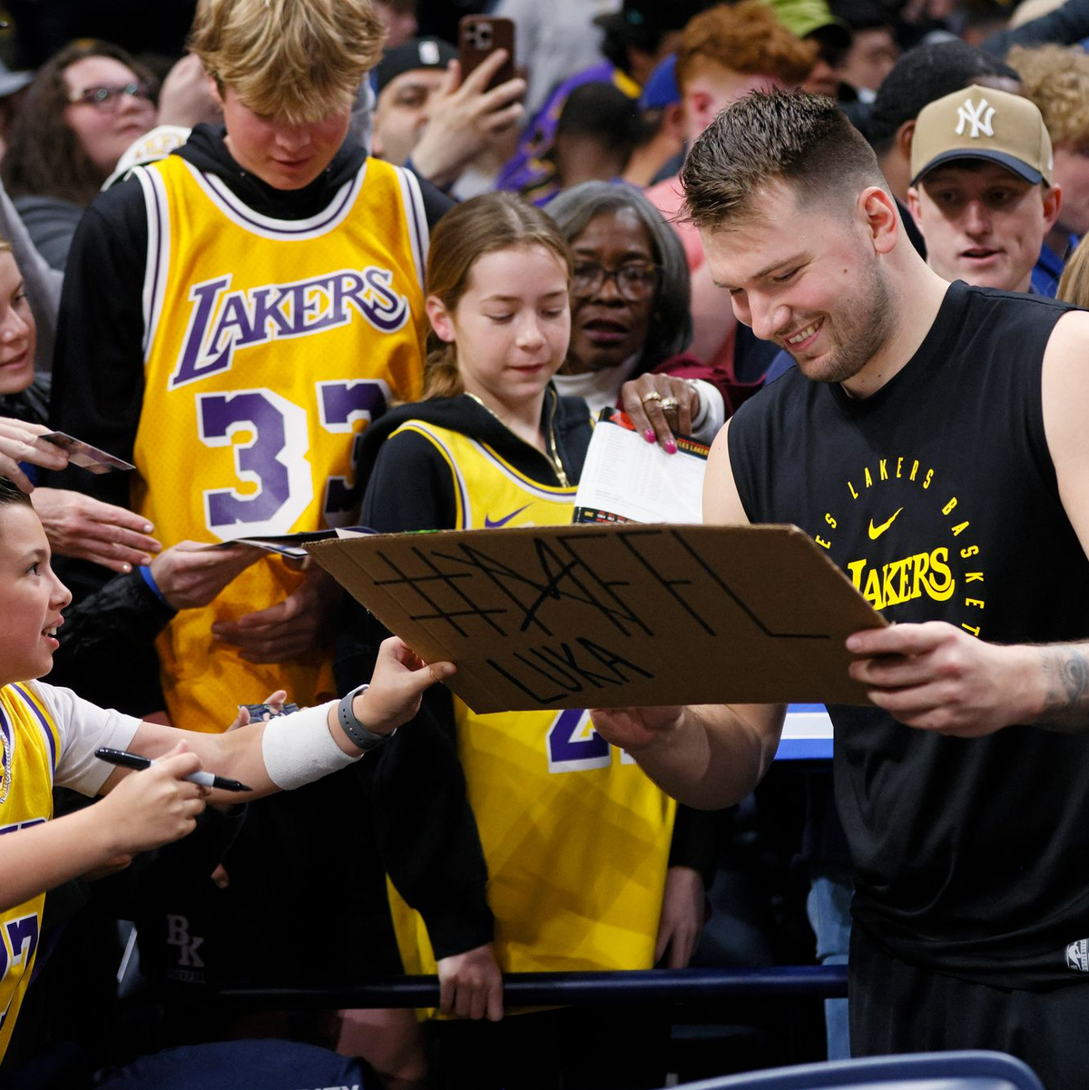 Luka Doncic dankt den Fans für ihre Unterstützung. - Foto: Nate Billings/AP/dpa