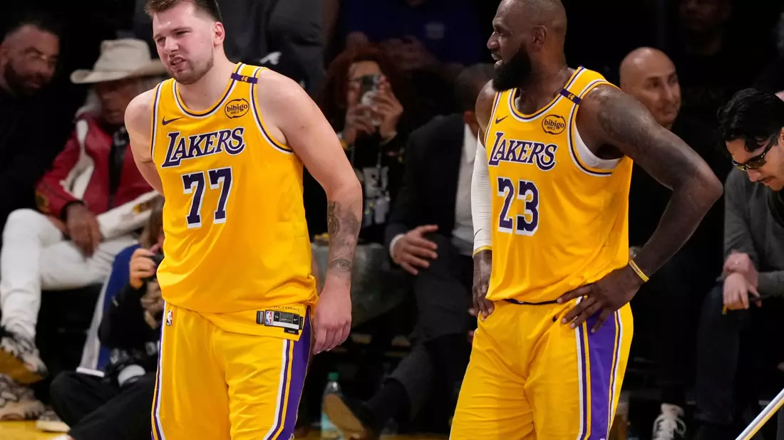 Luka Doncic (l) schied mit den Lakers in der vergangenen Saison in den Playoffs früh aus. - Bild: Mark J. Terrill/AP/dpa