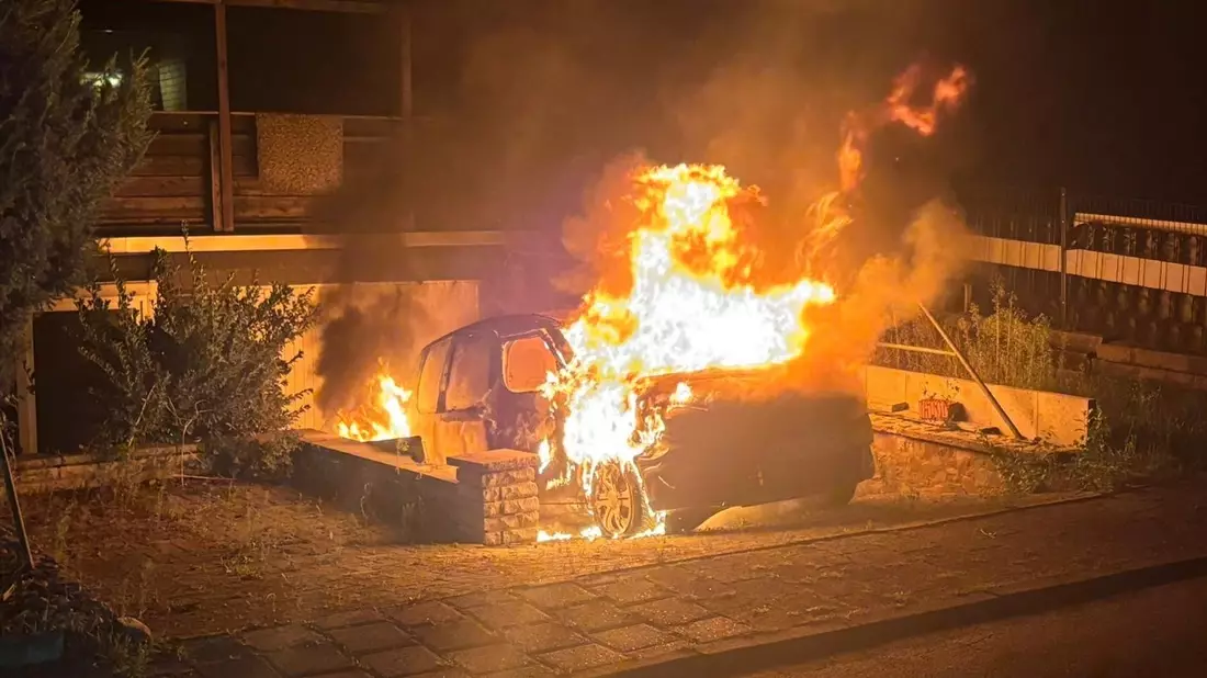 POL-NI: Fahrzeug gerät in Hofeinfahrt in Brand - Bild: presseportal.de