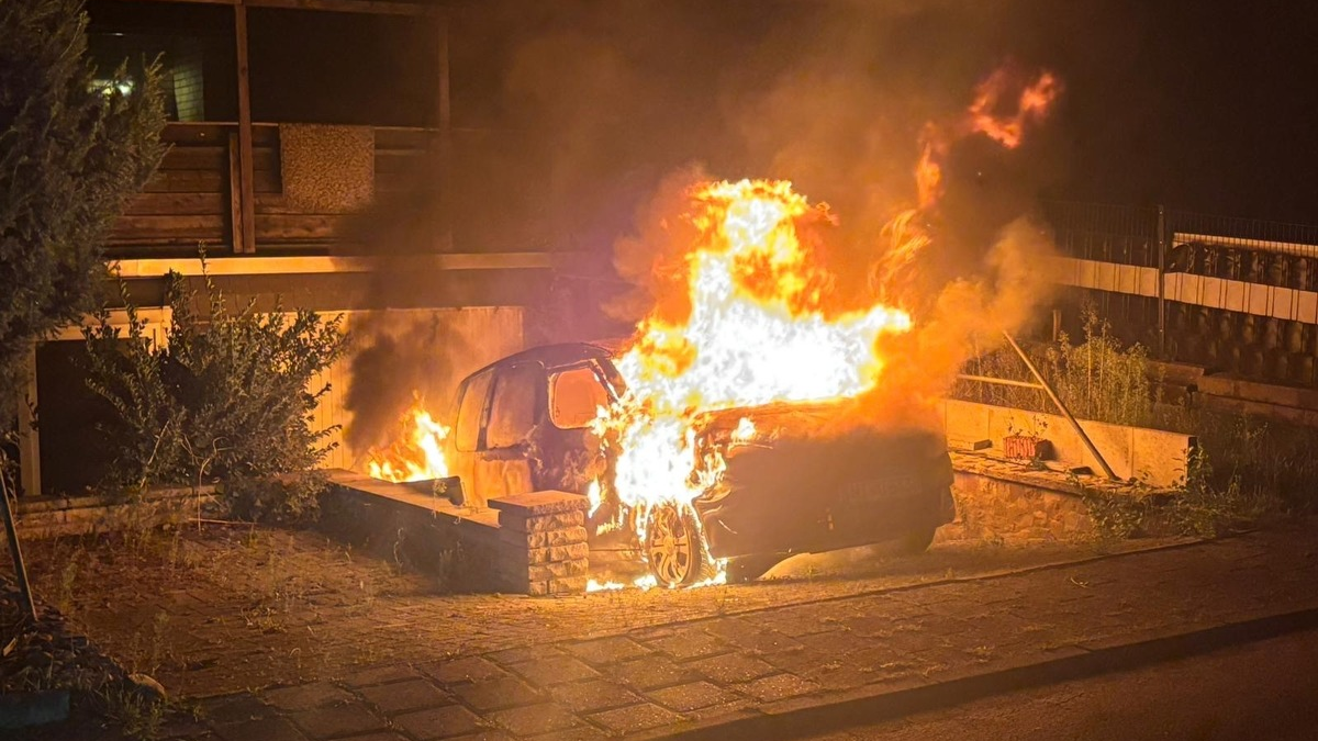 POL-NI: Fahrzeug gerät in Hofeinfahrt in Brand - Foto: presseportal.de